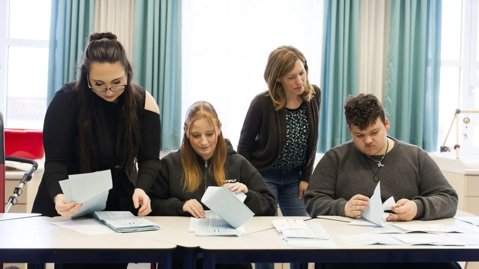 Zum Juniorwahl-Projekt gehören alle Handgriffe, die bei einer Wahl nötig sind. Auch das Auszählen liegt in Schülerhänden, hier am BSZ in Scheinfeld von Amanda Andriuzzi, Eva-Marie Schmidt und Maximilian Schotzer (von links) unter den Augen von Lehrerin Carina Härth. (Foto: BSZ/Tobias Völker)