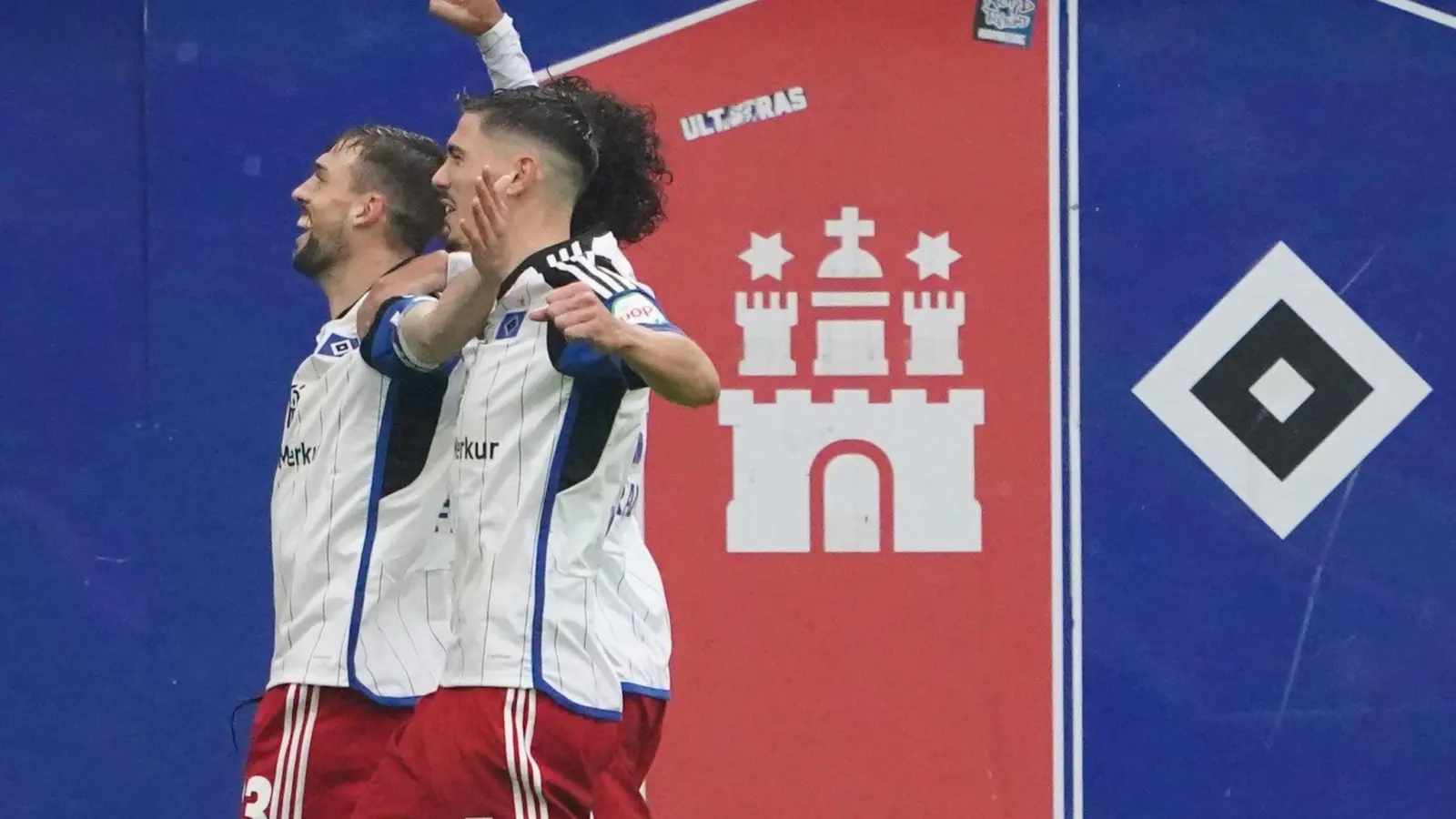 Jonas Meffert (l) jubelt nach seinem Treffer zum 1:0 für den HSV. (Foto: Marcus Brandt/dpa)