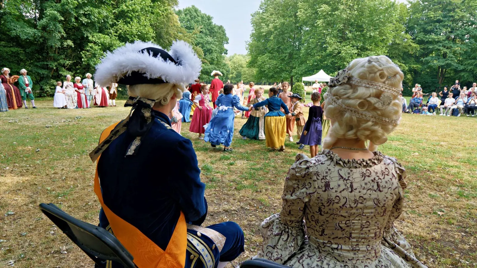 Von einem schattigen Plätzchen aus beobachten der Markgraf und seine Gattin das Treiben im Hofgarten. (Foto: Zeynel Dönmez)