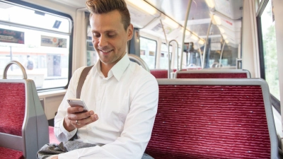 Spezifische Apps ermöglichen es, Lebensläufe und Anschreiben direkt vom Smartphone aus zu versenden. So lässt sich die Pendelzeit auch produktiv nutzen. (Foto: Christin Klose/dpa-tmn)