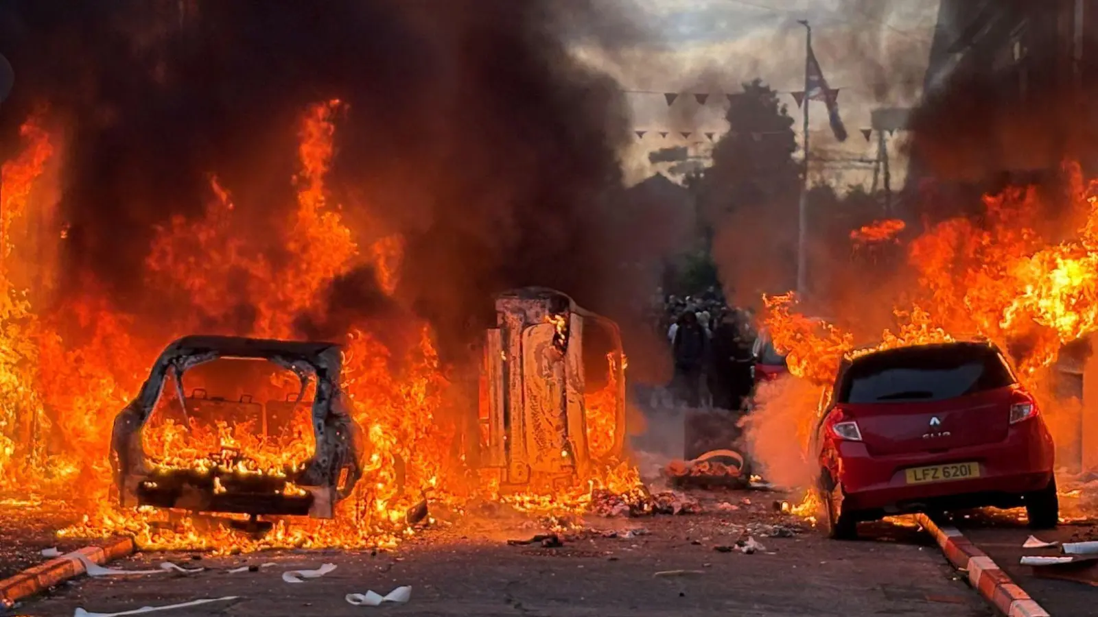 In Belfast kam es am Dienstagabend zu rassistischen Ausschreitungen. (Foto: Pa/PA Wire/dpa)