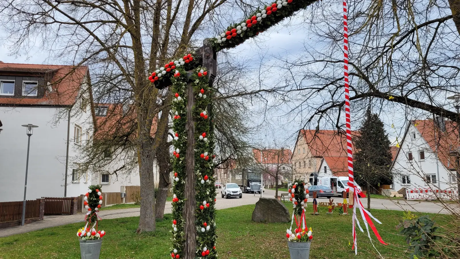 Mit weißen und roten Eiern ist der Brunnen in Lenkersheim geschmückt und ein Hingucker für all jene, die über die Durchgangsstraße fahren. (Foto: Nina Daebel)