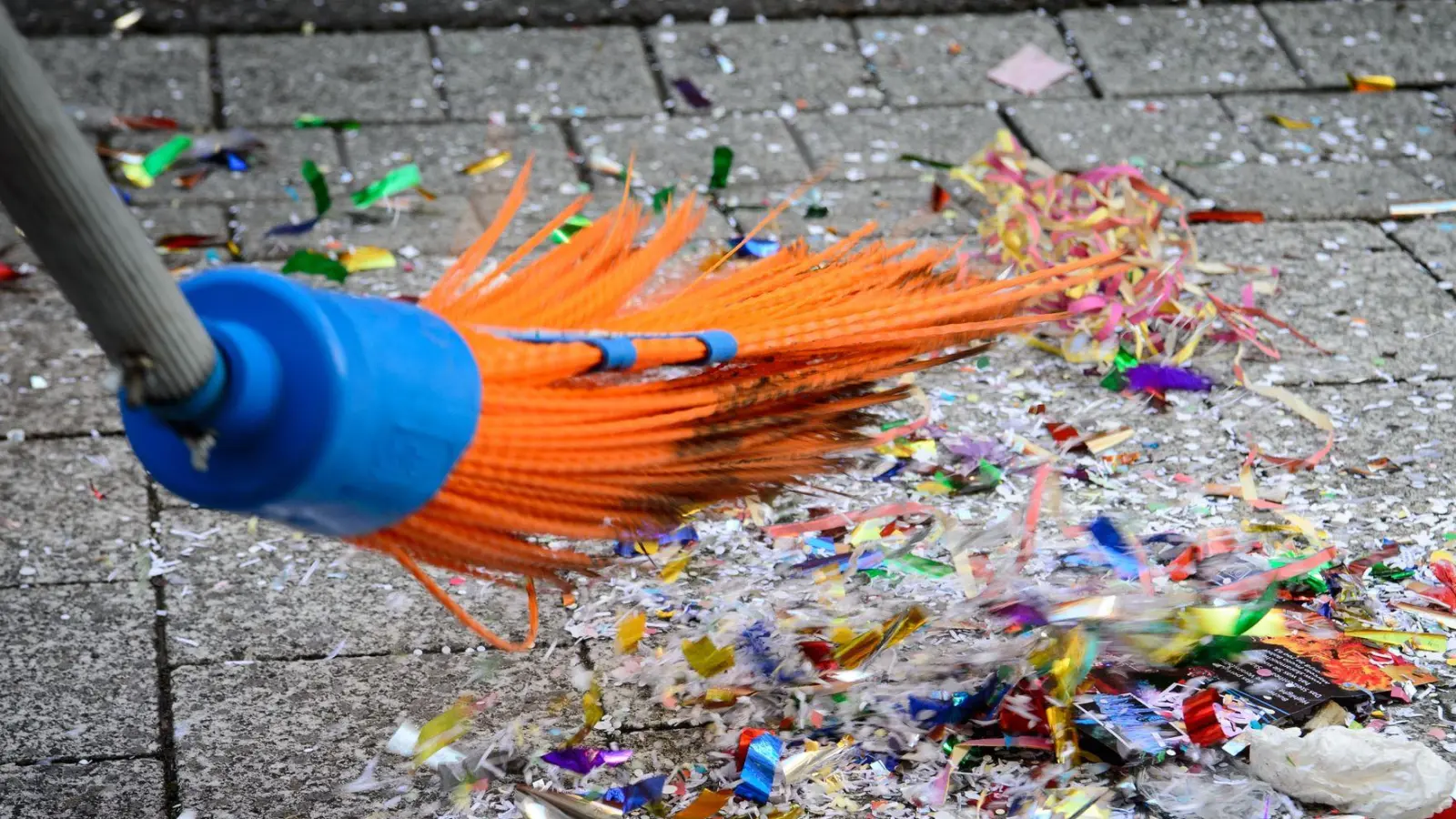 Ein Konfetti-Verbot sorgt für Diskussionen. (Symbolbild)   (Foto: Sina Schuldt/dpa)