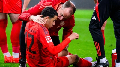 Jamal Musiala bei seiner Verletzung in Augsburg. (Foto: Tom Weller/dpa)