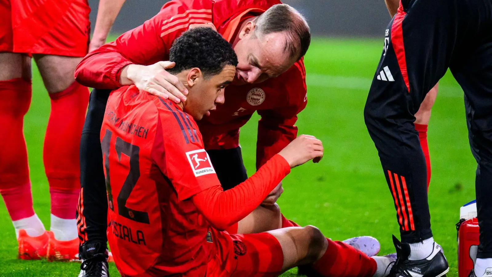 Jamal Musiala bei seiner Verletzung in Augsburg. (Foto: Tom Weller/dpa)