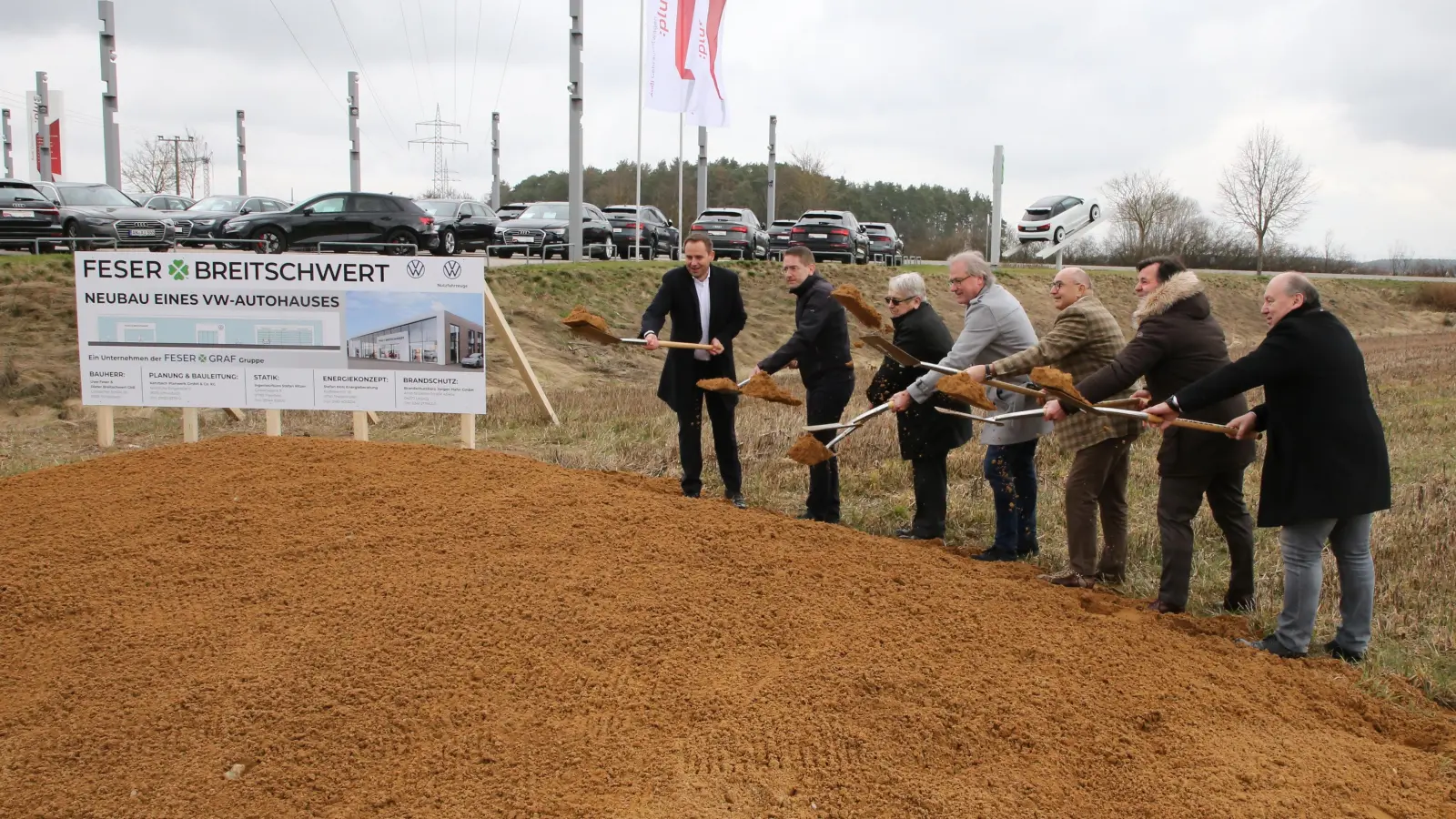 Beim Spatenstich fürs neue VW-Autohaus brachten sich unter anderem Uwe Feser (Vierter von links), Klaus Dieter Breitschwert (Dritter von links) und Landrat Dr. Jürgen Ludwig (Zweiter von links) ein. (Foto: Alexander Biernoth)