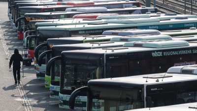 Erneut bleiben Busse und Bahnen wegen eines Warnstreiks in vielen Bundesländern in den Depots. (Archivbild) (Foto: Robert Michael/dpa)
