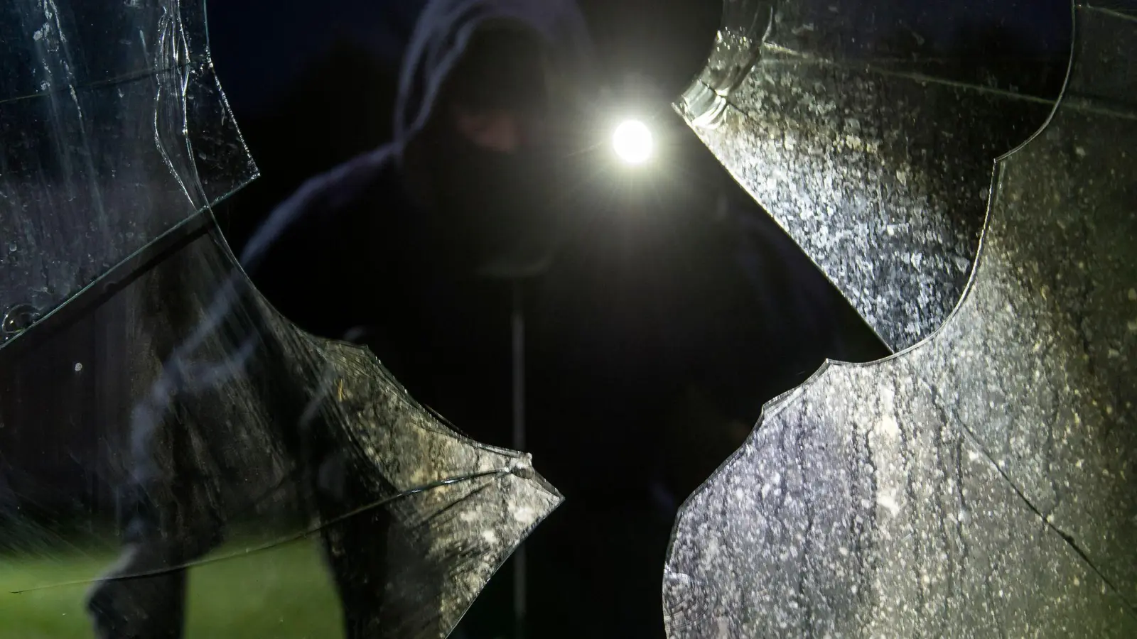 Wie „einladend“ Ihr Grundstück für Einbrecher ist, können Sie durch eine bewusste Gestaltung beeinflussen. (Foto: Daniel Maurer/dpa/dpa-tmn)