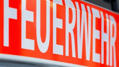 Feuerwehrleute versuchen die Flammen zu löschen. (Symbolbild) (Foto: Soeren Stache/dpa)