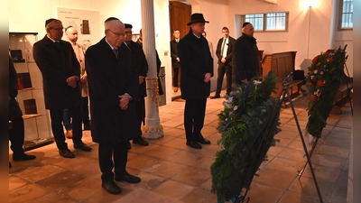 In der Synagoge in Ansbach legten Dr. Josef Schuster, Präsident des Zentralrats der Juden in Deutschland, Oberbürgermeister Thomas Deffner und Joino Pollak vom Landesverband israelitischer Kultusgemeinden in Bayern (v.l.), Kränze nieder. (Foto: Anne Ziegler)