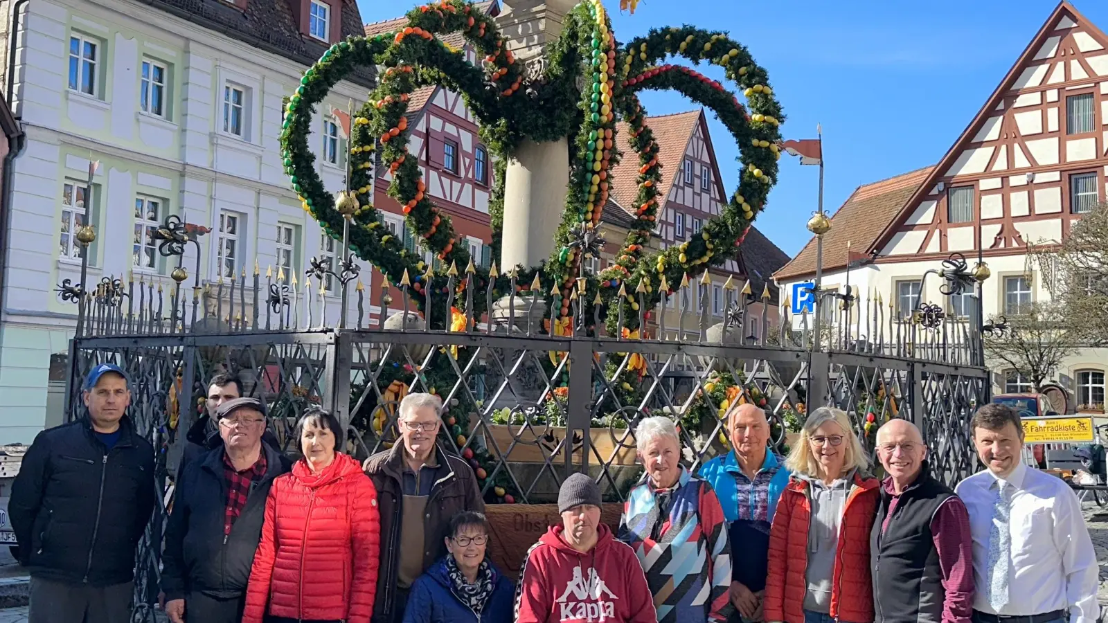 Der Obst- und Gartenbauverein Bad Windsheim hat abermals der Brunnen am Weinmarkt in Bad Windsheim prächtig geschmückt. Seit 1988 pflegt der Verein die alte fränkische Tradition und bringt Girlanden mit bunten Ostereiern, Schleifen und Blumenkästen am Schönen Brunnen an. Die Blumenkästen wurden von Vereinsmitgliedern mit Frühlingsblühern bepflanzt und läuteten den Frühlingsanfang ein. (Foto: Obst- und Gartenbauverein Bad Windsheim)