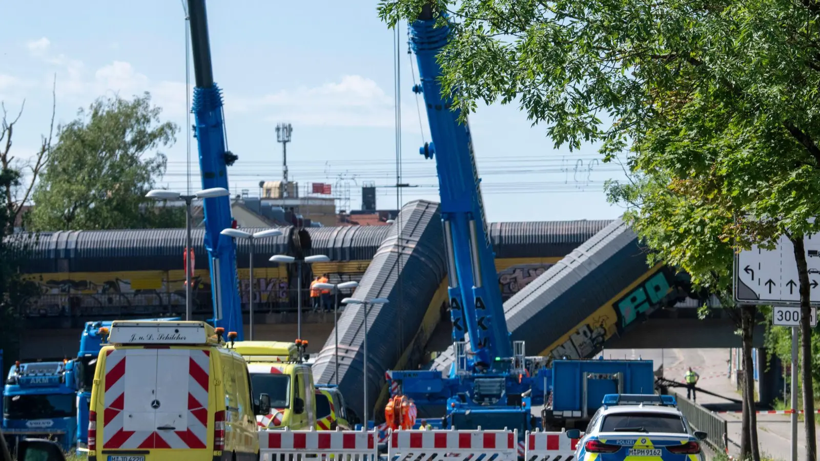 Zwei Schwerlastkräne sind für die Bergung eingetroffen. (Foto: Stefan Puchner/dpa)