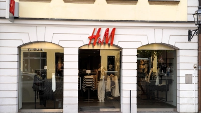 Bei Renovierungsarbeiten in der H&amp;M-Filiale am Martin-Luther-Platz wurde Asbest entdeckt. Daher sind derzeit nicht alle Bereiche des Ladens zugänglich. (Foto: Simone Hedler)