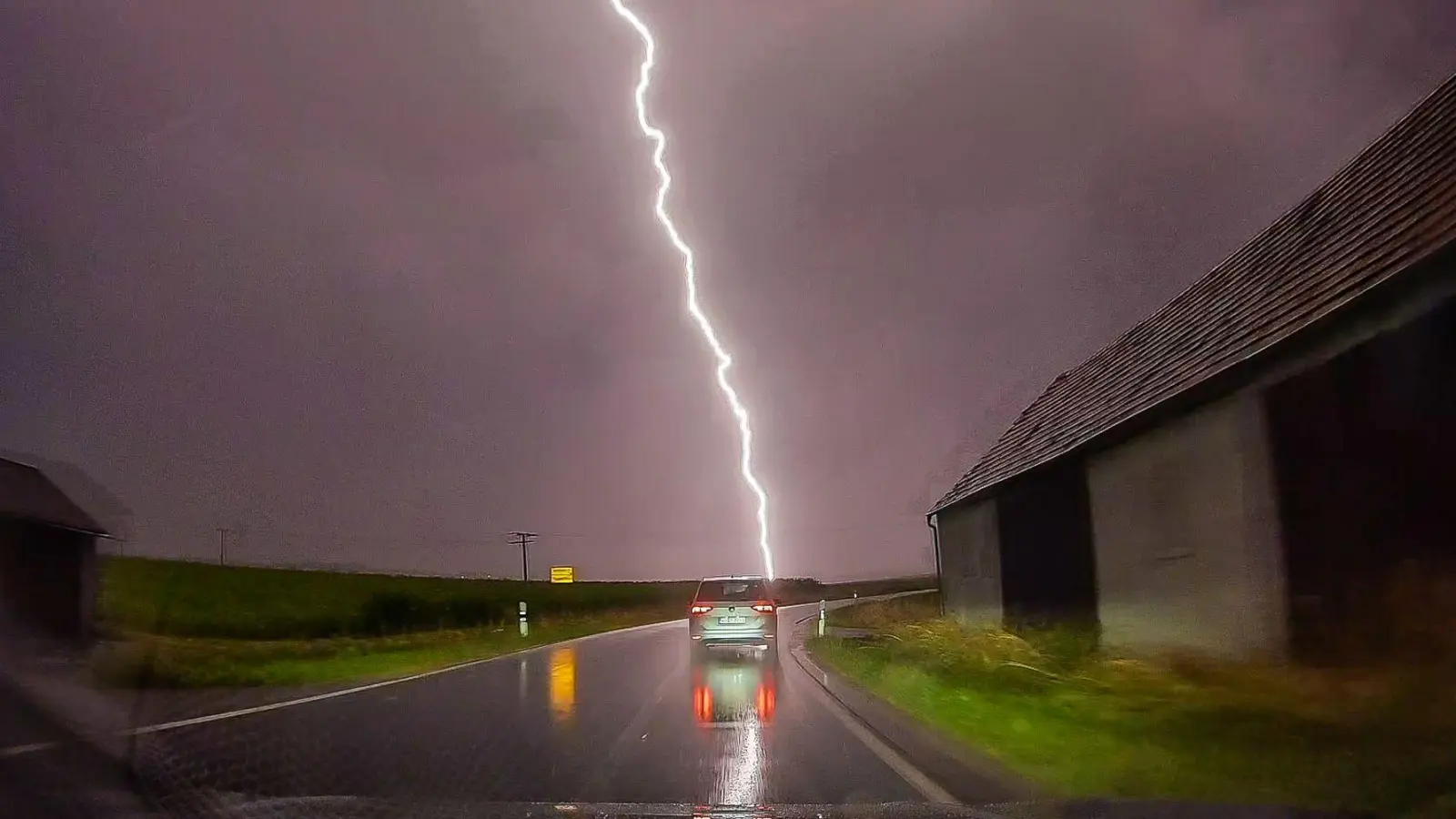 Ein Blitz ist am Himmel über Pförring in Bayern zu sehen. (Foto: Ferdinand Merzbach/NEWS5/dpa)