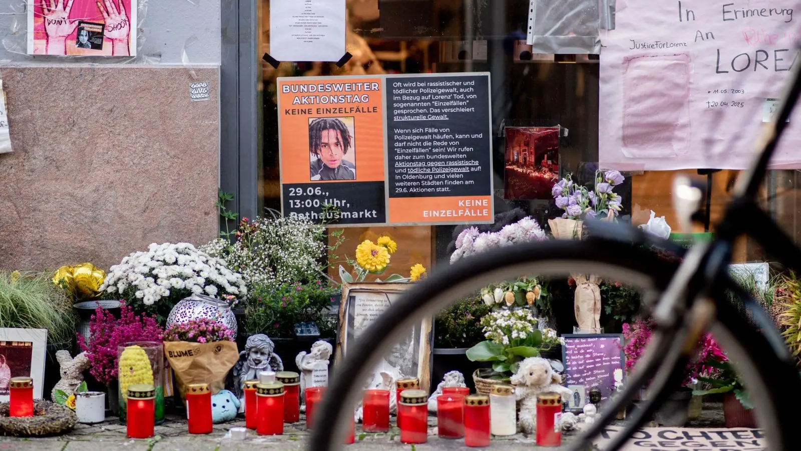 Auch Monate nach den tödlichen Schüssen hinterlassen Menschen am Tatort Blumen, Kerzen und Nachrichten im Gedenken an Lorenz.  (Foto: Hauke-Christian Dittrich/dpa)