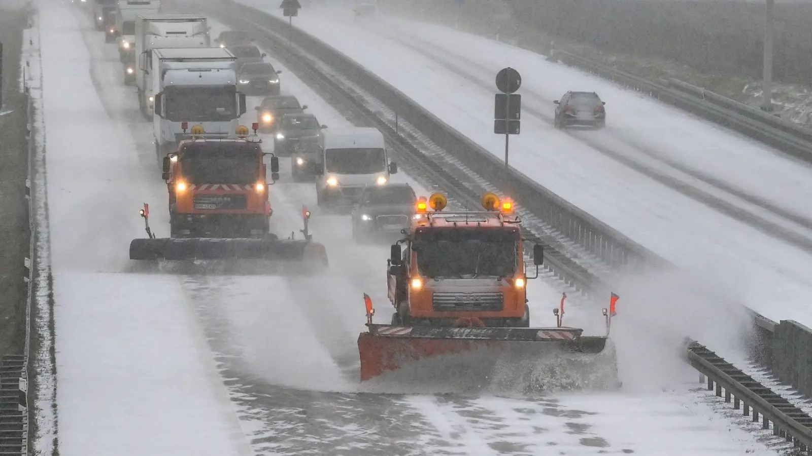 Zwei Räumfahrzeuge des Winterdienstes fahren auf der Autobahn A12 nahe der Anschlussstelle Müllrose in Richtung Berlin. (Foto: Patrick Pleul/dpa-Zentralbild/dpa)