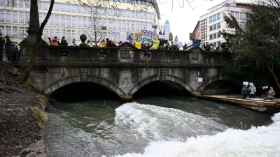 Anfang März fand eine Demonstration gegen das derzeit geltende Surfverbot auf der Eisbachwelle statt. (Archivbild) (Foto: Felix Hörhager/dpa)