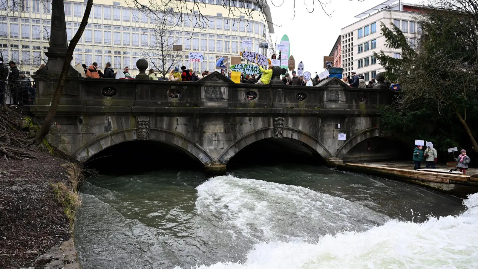 Anfang März fand eine Demonstration gegen das derzeit geltende Surfverbot auf der Eisbachwelle statt. (Archivbild) (Foto: Felix Hörhager/dpa)