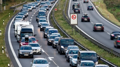 Auf der A8 in Richtung Salzburg hat sich der Verkehr am Samstag auf mehreren Kilometern gestaut. (Symbolbild) (Foto: Matthias Balk/dpa)