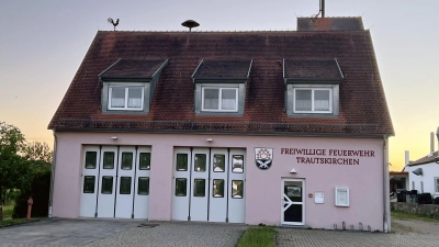 Durch die Teilnahme an einer Sammelbeschaffung des Landesfeuerwehrverbands (LFV) soll die Feuerwehr Trautskirchen ein neues Löschgruppenfahrzeug LF 10 erhalten. Allerdings passt der Fahrzeugtyp nicht ins Feuerwehrhaus. Deshalb soll erweitert werden. (Foto: Yvonne Neckermann)