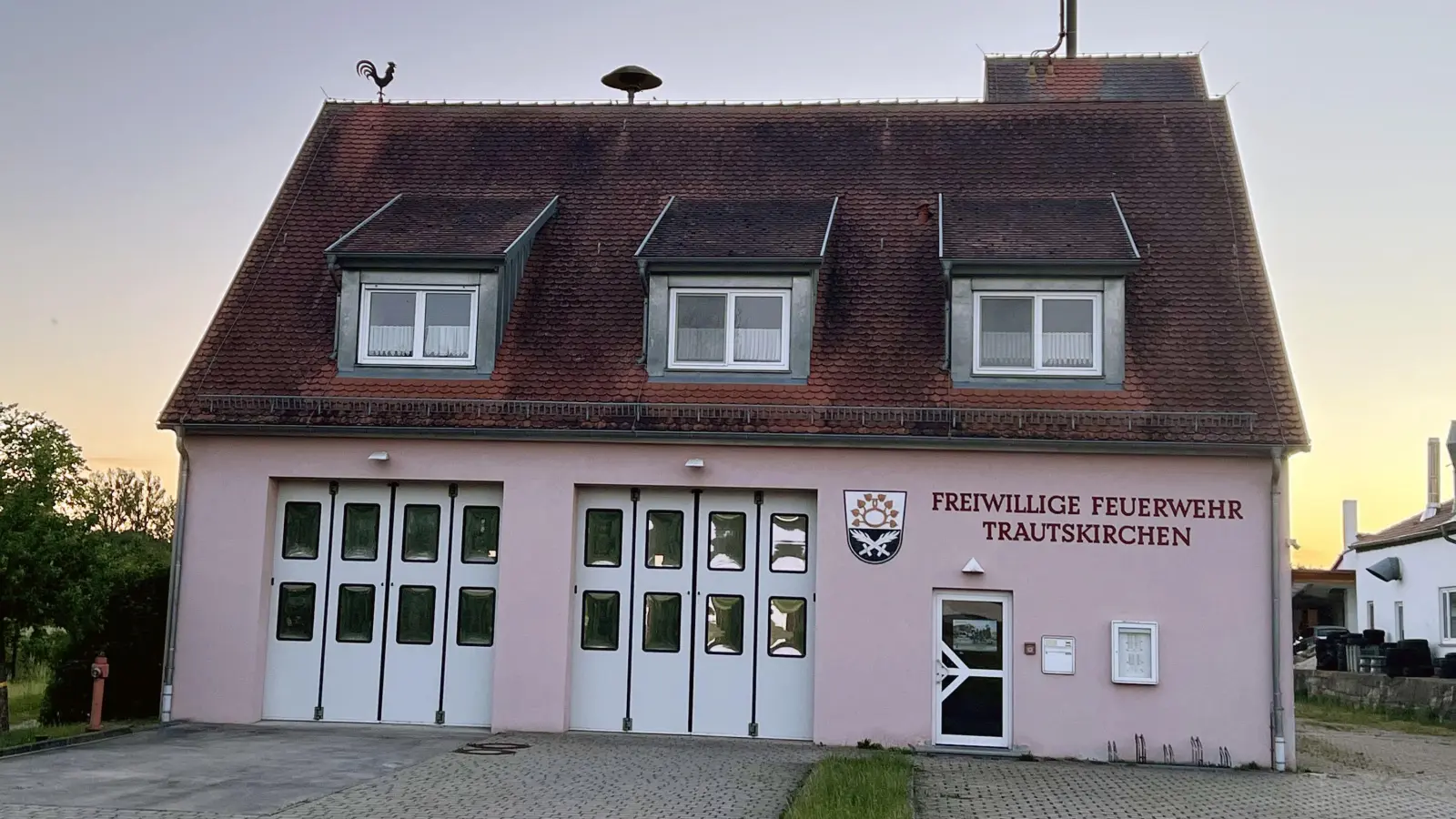 Durch die Teilnahme an einer Sammelbeschaffung des Landesfeuerwehrverbands (LFV) soll die Feuerwehr Trautskirchen ein neues Löschgruppenfahrzeug LF 10 erhalten. Allerdings passt der Fahrzeugtyp nicht ins Feuerwehrhaus. Deshalb soll erweitert werden. (Foto: Yvonne Neckermann)
