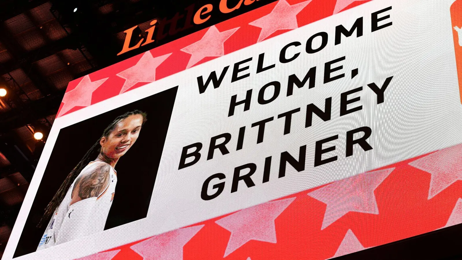 Vor einem NBA-Basketballspiel würdigte die Organisation der Detroit Pistons die kürzlich erfolgte Freilassung der WNBA-Spielerin Brittney Griner aus Russland. (Foto: Jose Juarez/FR171038 AP/dpa)