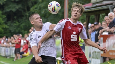Vor gut 300 Zuschauern trafen erstmals in der Bezirksliga die Spfr Dinkelsbühl (in Rot Nico Remshard) auf den VfB Schillingsfürst (in Weiß Bastian Bohmann). (Foto: Martin Rügner)