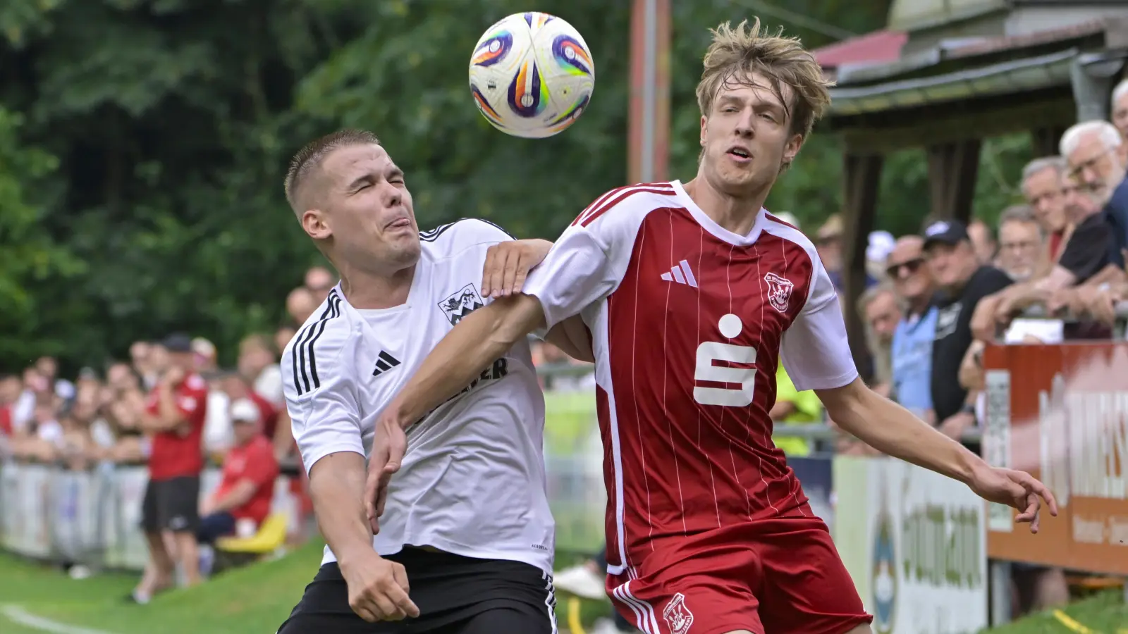 Vor gut 300 Zuschauern trafen erstmals in der Bezirksliga die Spfr Dinkelsbühl (in Rot Nico Remshard) auf den VfB Schillingsfürst (in Weiß Bastian Bohmann). (Foto: Martin Rügner)