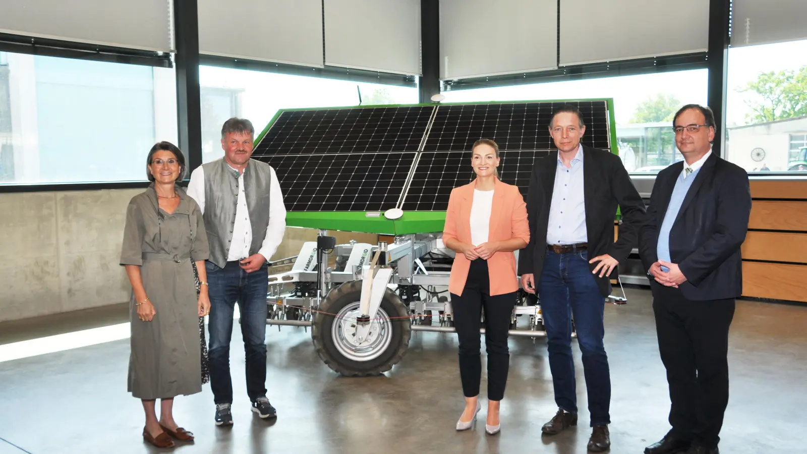 Zur Feier kamen auch die Hochschulrats-Vorsitzende Cornelia Horsch, der Leiter des Fachzentrums für Energie und Landtechnik, Norbert Bleisteiner, die bayerische Digitalministerin Judith Gerlach, Studiendekan Patrick Noack und Fakultätsdekan Wilhelm-Pflanz (von links). (Foto: Jonas Heckel)