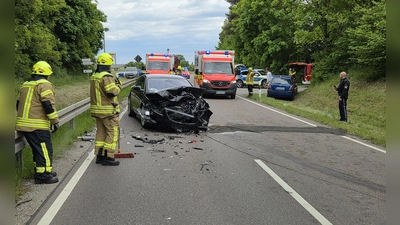 Bei dem heftigen Zusammenstoß auf der Staatsstraße bei Markt Erlbach, am Ortsausgang in Richtung Linden, nahmen nicht nur die drei beteiligten Autos, sondern auch fünf Menschen Schaden. (Foto: Kreisfeuerwehrverband Neustadt/Rainer Weiskirchen)