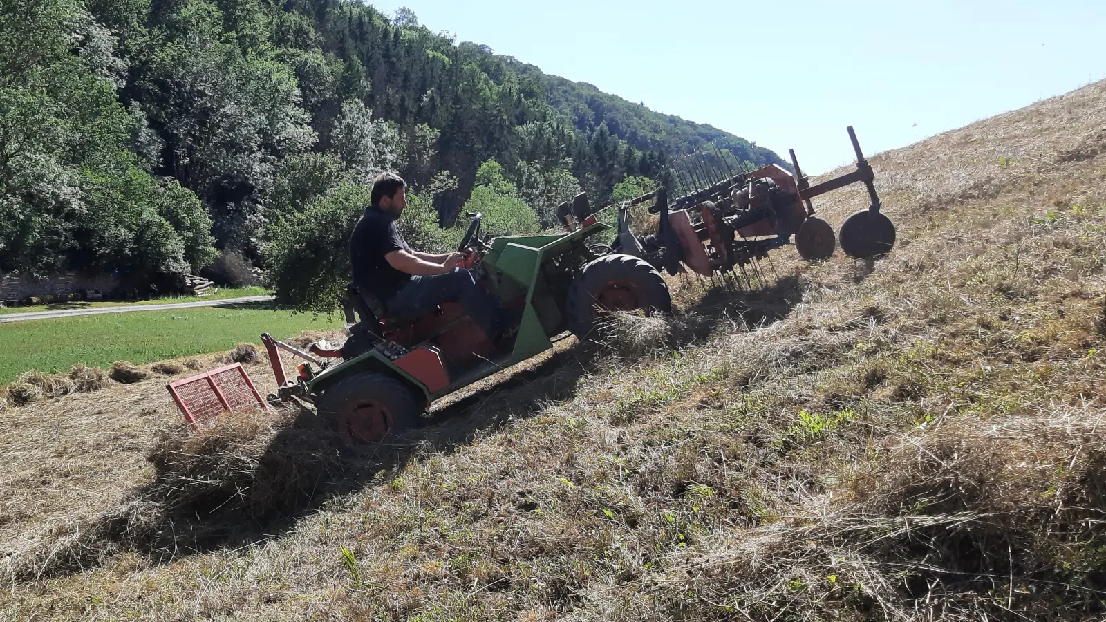 Ein moderner Bergmäher schafft Fläche. Trotzdem bleibt die Landschaftspflege im Taubertal und seinen Seitentälern mühsam und hart. Teilweise haben die Hänge 40 Prozent Steigung. (Foto: Dorothea Schindler/LPV Mittelfranken)