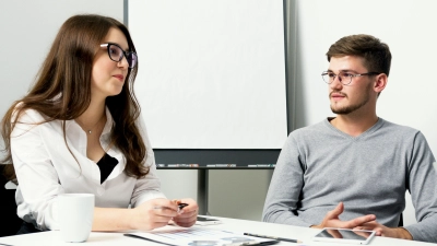 Durch Gespräche am Arbeitsplatz hat man die Chance, die eigene Persönlichkeit zu zeigen und Beziehungen zu Kollegen aufzubauen.  (Foto: Pexels)