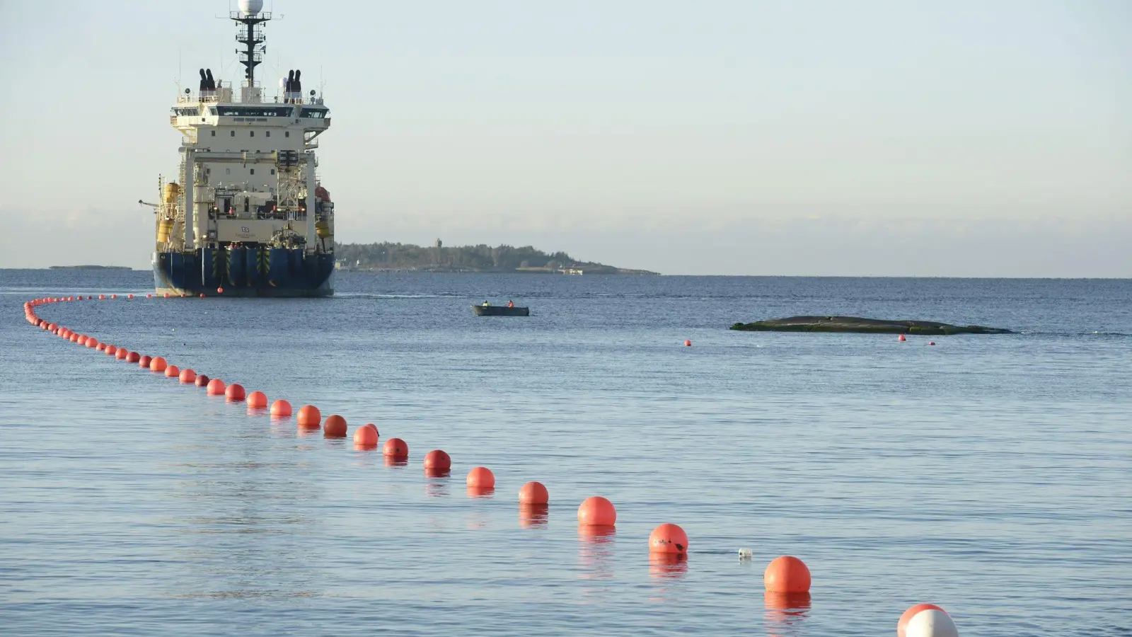 Cinia geht davon aus, dass das Kabel am Grund der Ostsee gebrochen ist und durch äußere Einwirkung durchtrennt wurde, etwa durch einen Anker oder ein Grundschleppnetz. (Archivbild) (Foto: Heikki Saukkomaa/Lehtikuva/dpa)