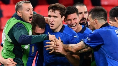 Die Italiener um Torschütze Federico Chiesa (M.) gewannen gegen Österreich nach Verlängerung. (Foto: Ben Stansall/Pool AFP/AP/dpa)