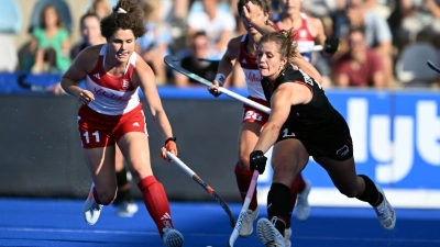 Die deutschen Hockey-Frauen um Sonja Zimmermann (r) setzten sich deutlich gegen England durch. (Foto: Federico Gambarini/dpa)