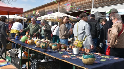 Am Keramikstand von Inge Stimper aus Schornweisach herrscht vor dem Dorfladen dichtes Gedränge. (Foto: Anita Dlugoß)