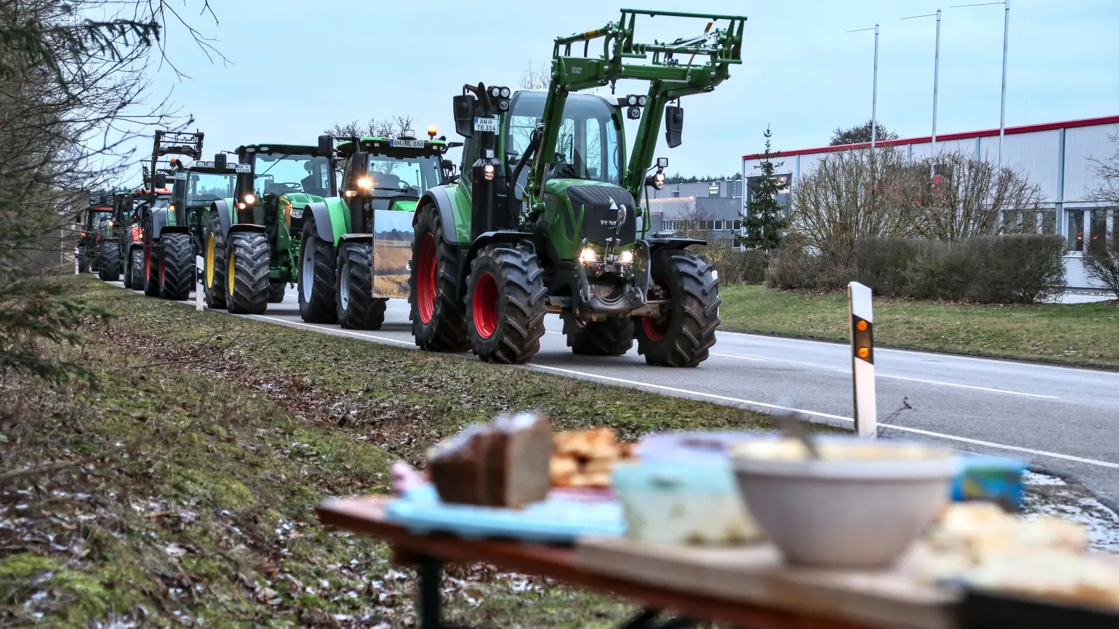 Bei Herrieden bauten Landwirte eine „Versorgungsstation” mit Kaffee und Kuchen auf. (Foto: Tizian Gerbing)