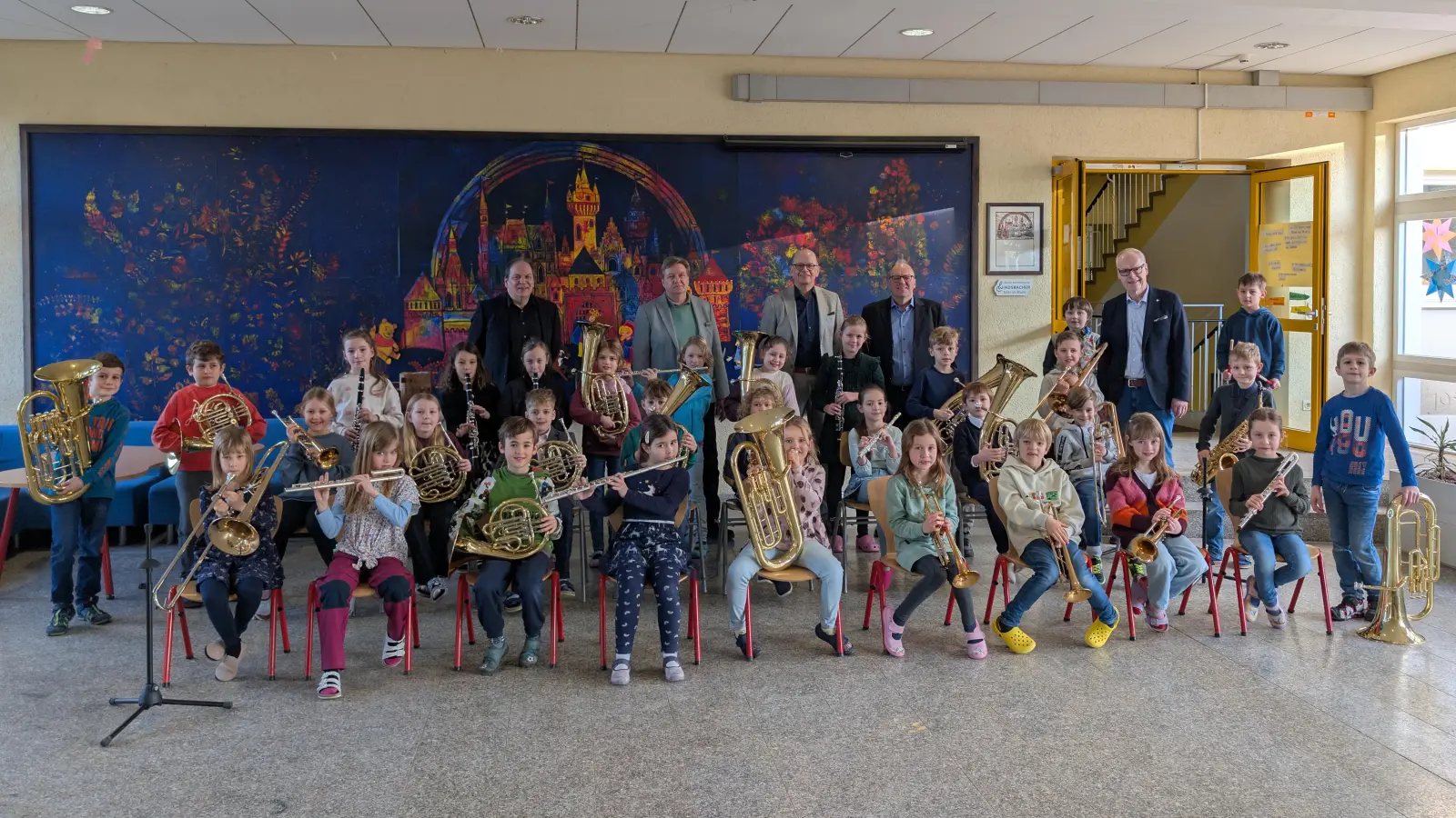 Freude bei der Musikschule (hinten von links): Musikschulleiter Claus Bernecker, Grundschulleiter Martin Roth, Vorstandsvorsitzender der Sparkasse Ansbach, Werner Frieß, Vorsitzender der Stadtkapelle Heilsbronn Wolfgang Prager und Bürgermeister Dr. Jürgen Pfeiffer zusammen mit der Bläserklasse. (Foto: Otmar Götz)