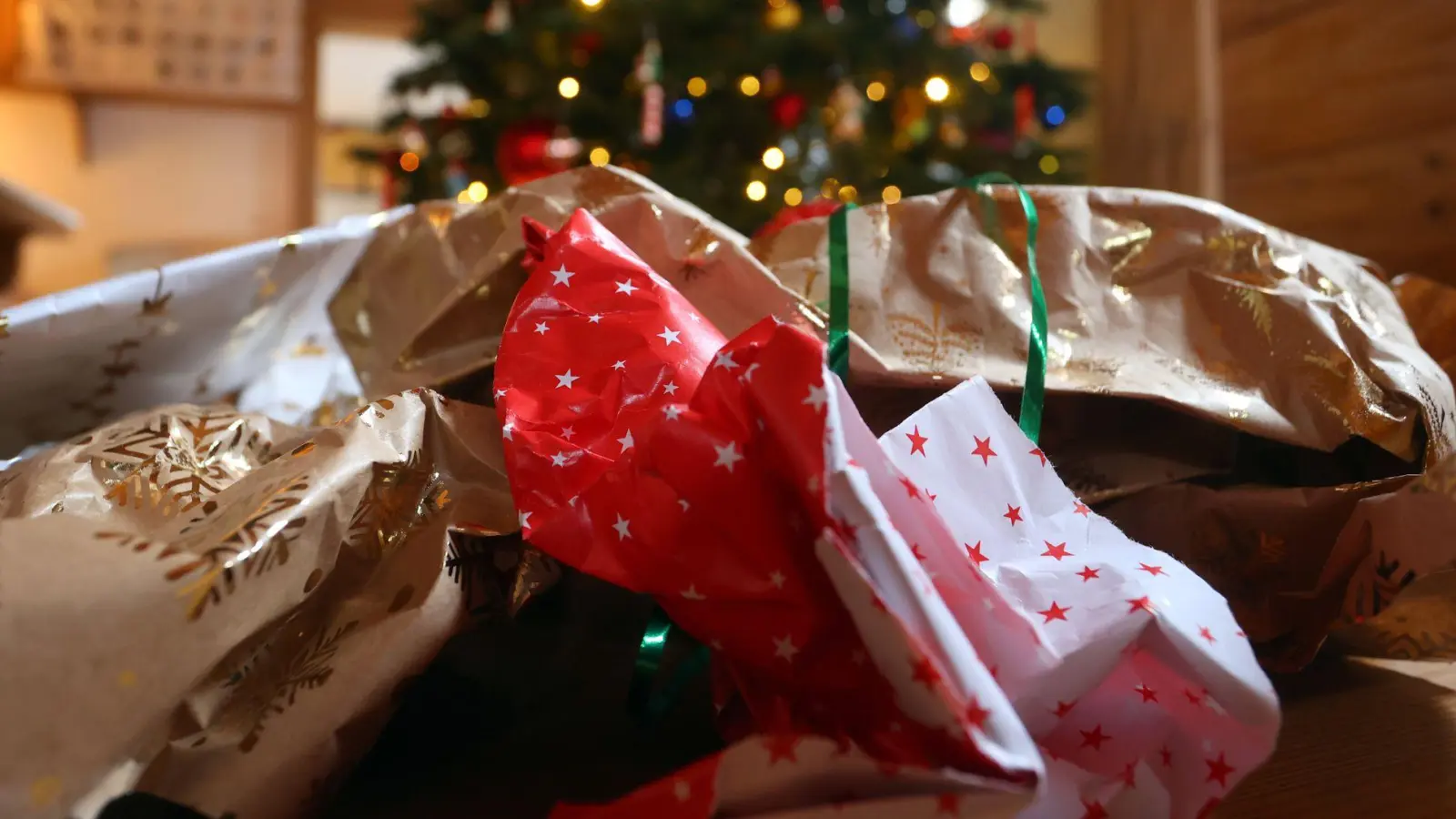 Die Reste vom Fest: Auch wenn es verlockt - nicht alles davon gehört in den Restmüll. (Foto: Karl-Josef Hildenbrand/dpa/dpa-tmn)