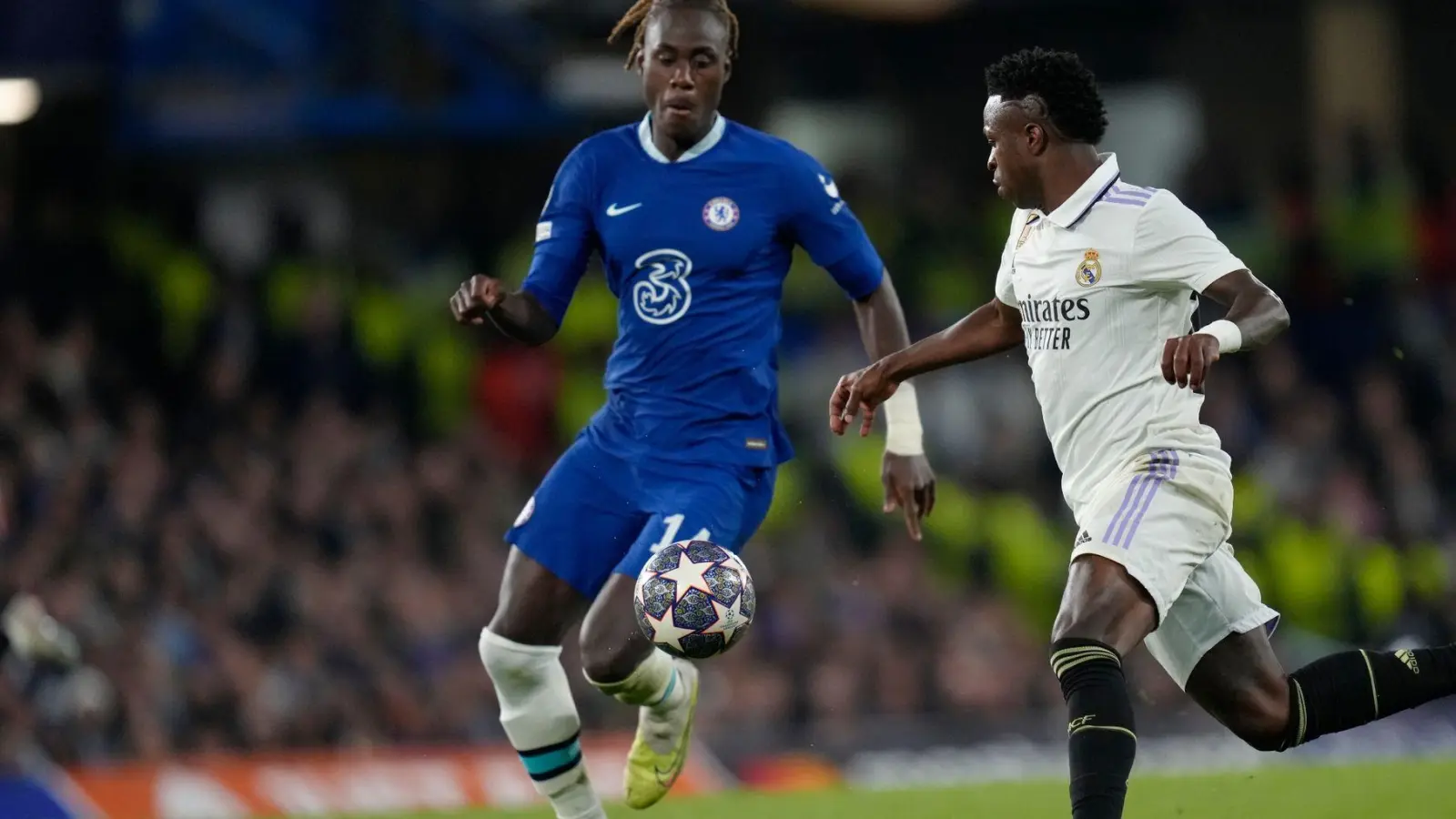 Trevoh Chalobah (l) vom FC Chelsea gegen Vinicius Junior von Real Madrid. (Foto: Kirsty Wigglesworth/AP/dpa/Archivbild)