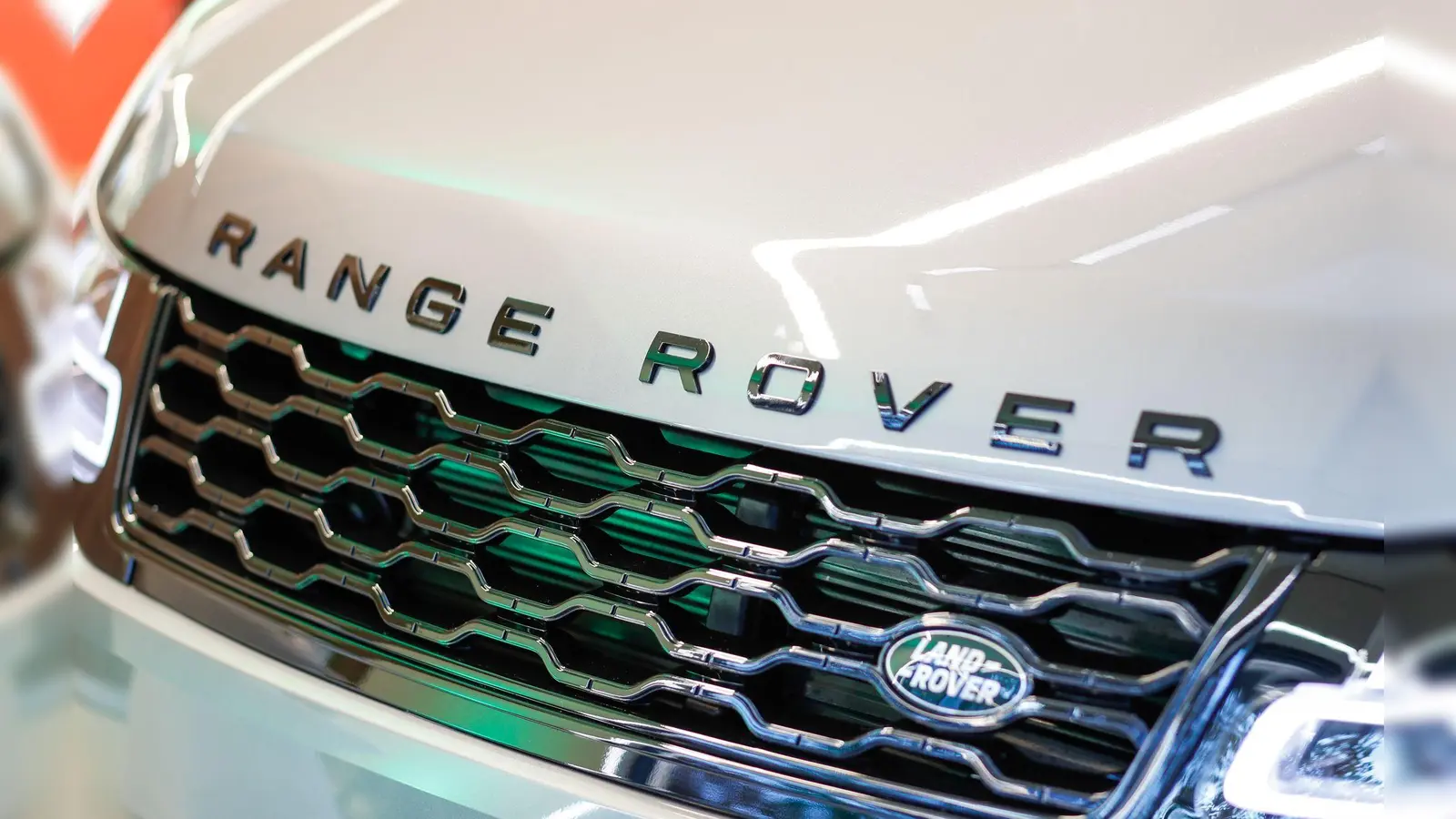 Der britische Autobauer Jaguar Land Rover muss wegen einer Cybertattacke schwere Störungen bei Produktion und Verkauf hinnehmen.  (Foto: Gerald Matzka/dpa-Zentralbild/dpa)