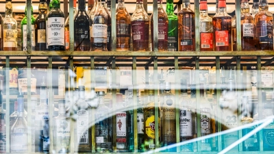 Spirituosen wie Rum, Wodka und Korn dürften Anfang 2027 spürbar teurer werden.  (Foto: Jens Kalaene/dpa)