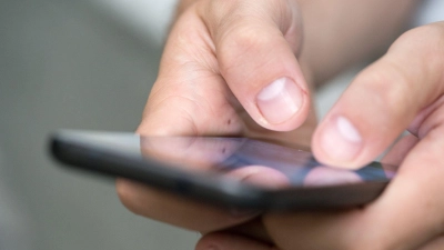 Über das Internet hat die 61-Jährige einen Mann kennengelernt. Dieser versuchte durch sie jedoch nur an Geld zu kommen. (Foto: Andrea Warnecke/dpa-tmn)