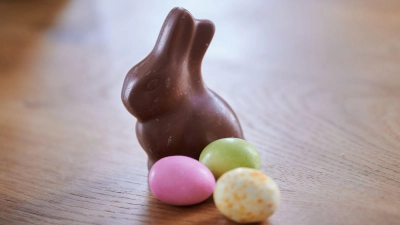 Stumm sitzt er und weiß nichts von der Debatte um ihn: der Schoko-Osterhase. (Symbolbild) (Foto: Annette Riedl/dpa)