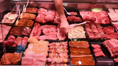 Die Fleischtheken der Supermärkte halten für Kunden ein breites Angebot an Fleisch- und Wurstwaren bereit. (Foto: Bernd Weißbrod/dpa)