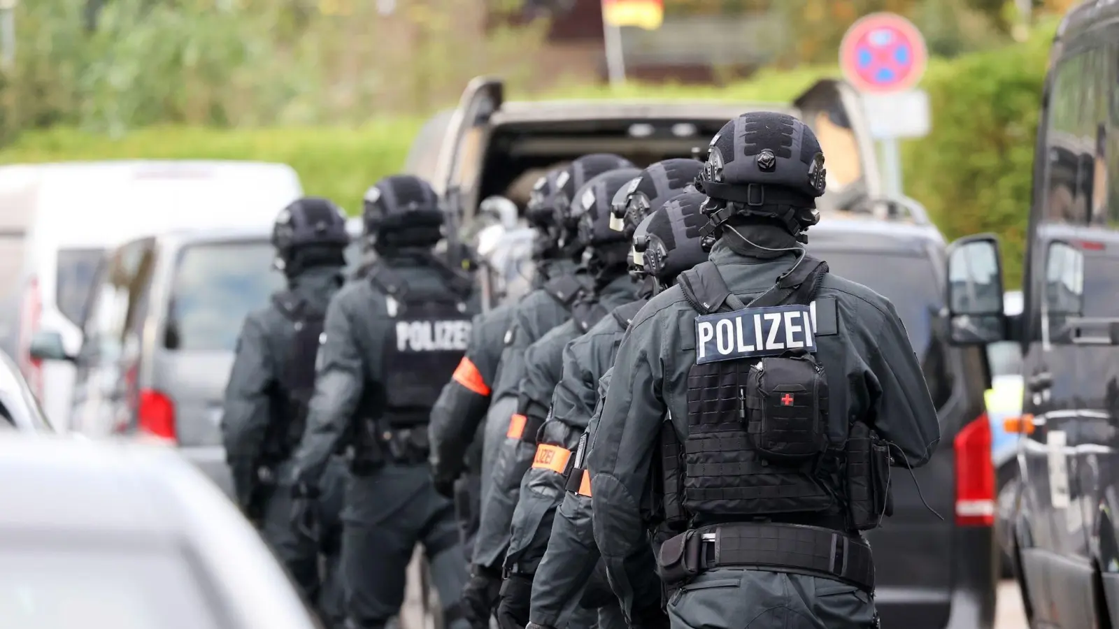 Einsatzkräfte vor der Stadtteilschule in Hamburg-Blankenese. (Foto: Bodo Marks/dpa)