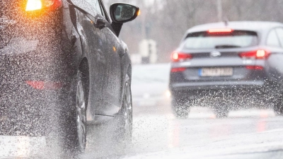 Unwetterwarnung für Deutschland: Der Deutsche Wetterdienst rechnet zum Wochenende mit Gewittern, Starkregen und Sturmböen. Besonders bei stehendem Wasser auf der Fahrbahn besteht Aquaplaning-Gefahr. (Foto: Julian Stratenschulte/dpa/dpa-tmn)