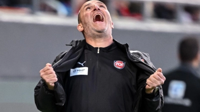 Nichts für schwache Nerven: Heidenheims Trainer Frank Schmidt beim Hinspiel. (Foto: Harry Langer/dpa)