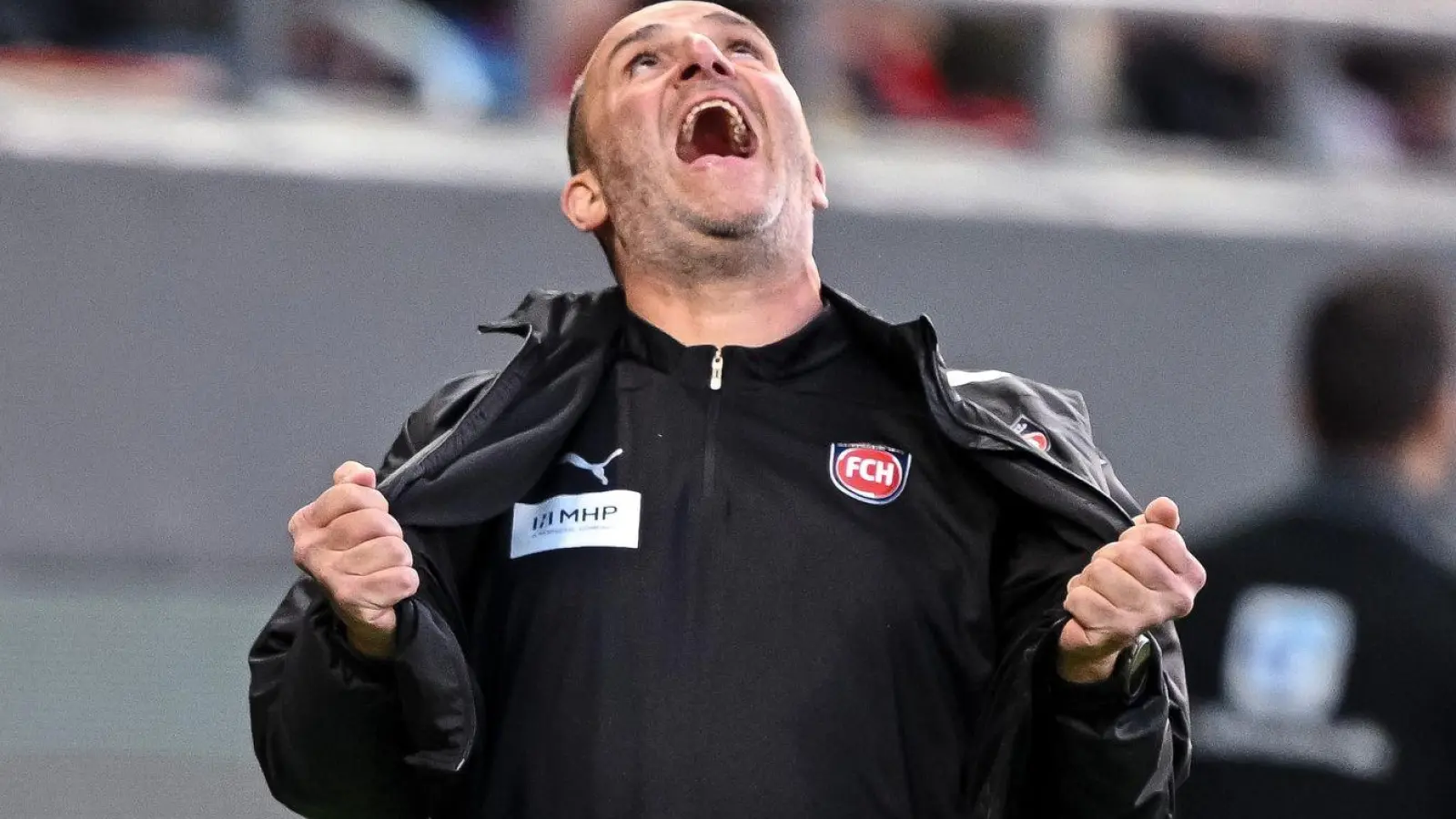 Nichts für schwache Nerven: Heidenheims Trainer Frank Schmidt beim Hinspiel. (Foto: Harry Langer/dpa)