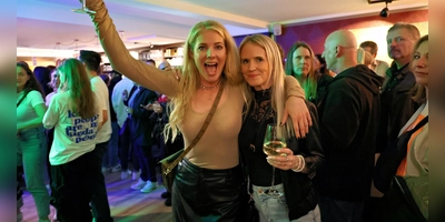 Feiernde Partygäste in der Alten Resi während der Kneipenjagd in Ansbach.  (Foto: Zeynel Dönmez)